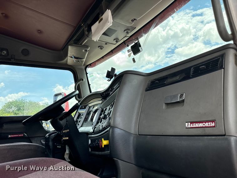 image for item NQ9622 2014 Kenworth T660 semi truck