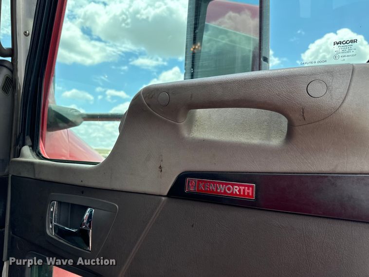 image for item NQ9622 2014 Kenworth T660 semi truck