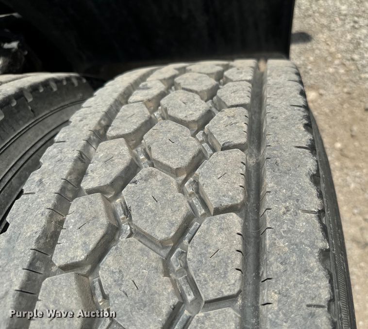 image for item NQ9622 2014 Kenworth T660 semi truck