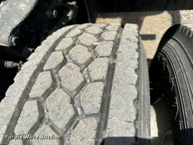 image for item NQ9622 2014 Kenworth T660 semi truck