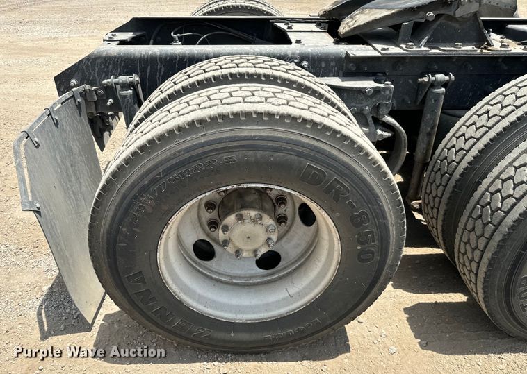 image for item NQ9622 2014 Kenworth T660 semi truck