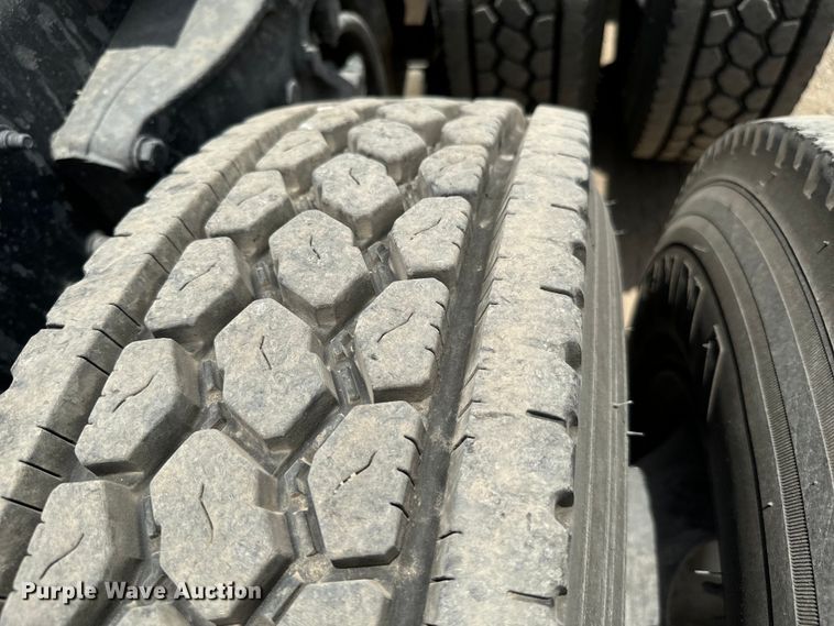 image for item NQ9622 2014 Kenworth T660 semi truck