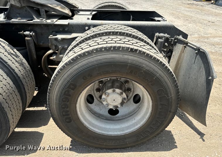 image for item NQ9622 2014 Kenworth T660 semi truck