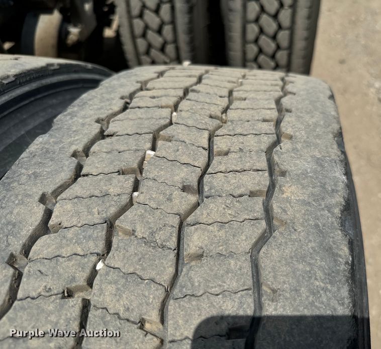 image for item NQ9622 2014 Kenworth T660 semi truck