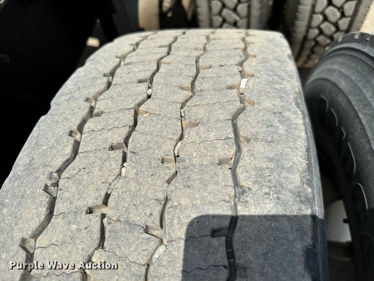 image for item NQ9622 2014 Kenworth T660 semi truck