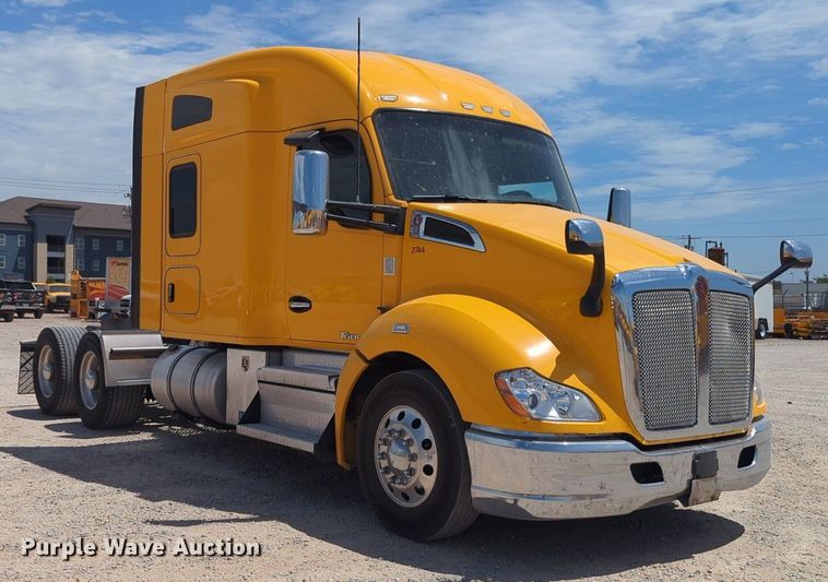 image for item NW9510 2020 Kenworth  T680 semi truck