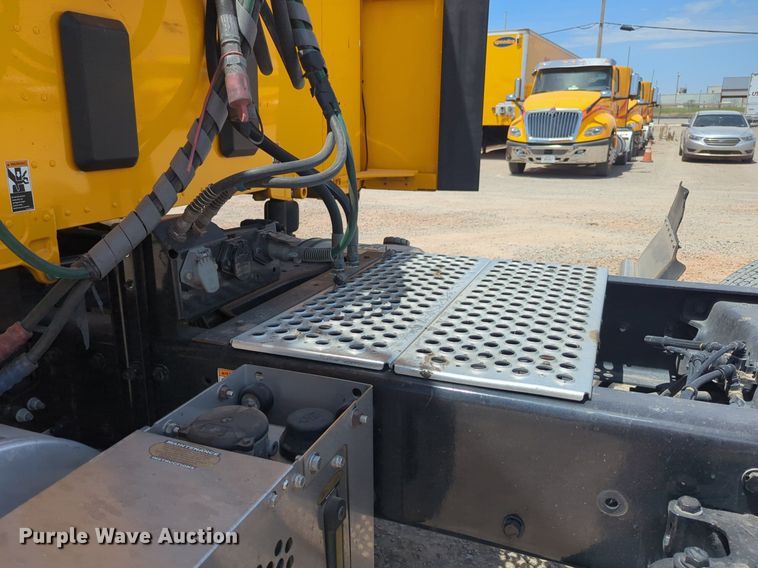 image for item NW9510 2020 Kenworth  T680 semi truck