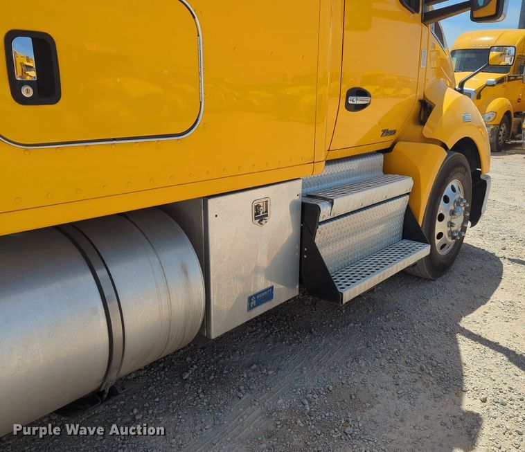 image for item NW9510 2020 Kenworth  T680 semi truck