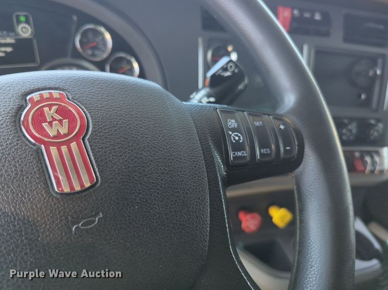 image for item NW9510 2020 Kenworth  T680 semi truck