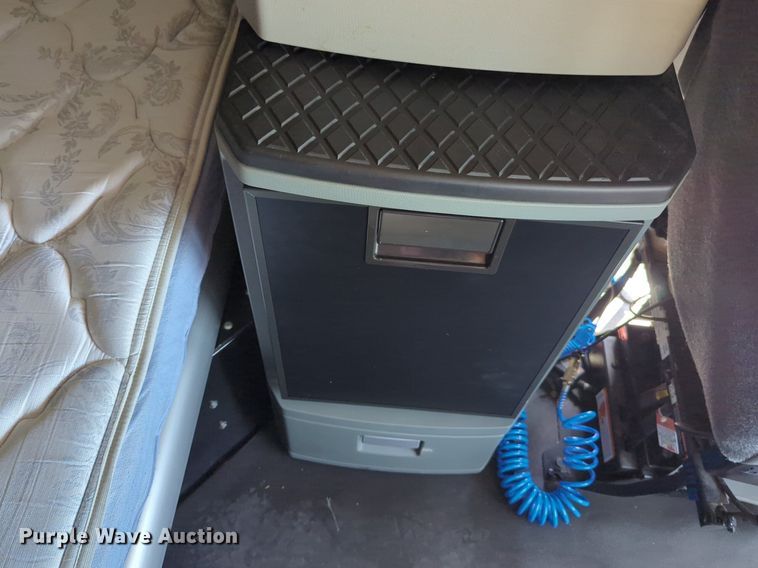 image for item NW9510 2020 Kenworth  T680 semi truck