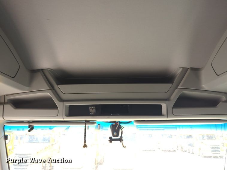 image for item NW9510 2020 Kenworth  T680 semi truck