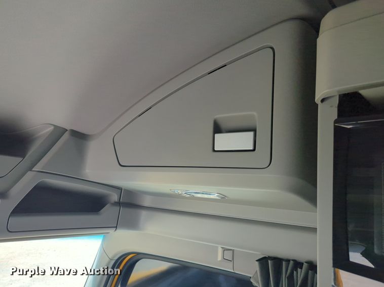 image for item NW9510 2020 Kenworth  T680 semi truck