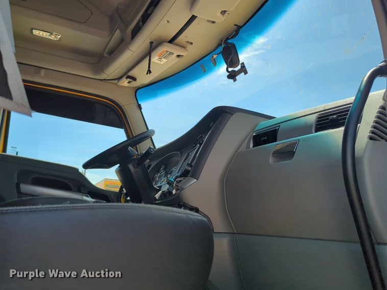 image for item NW9510 2020 Kenworth  T680 semi truck