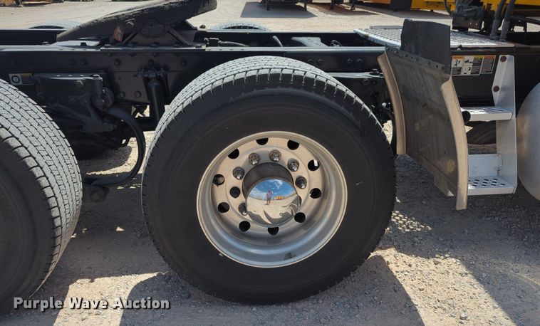 image for item NW9510 2020 Kenworth  T680 semi truck