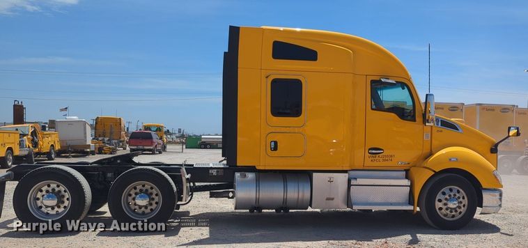 image for item NW9511 2019 Kenworth T680 semi truck