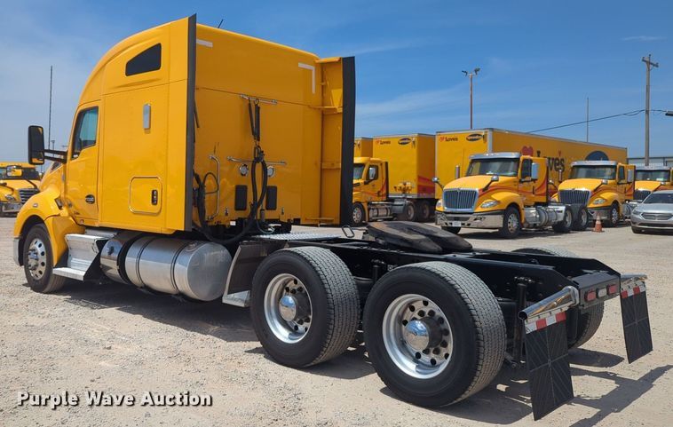 image for item NW9511 2019 Kenworth T680 semi truck