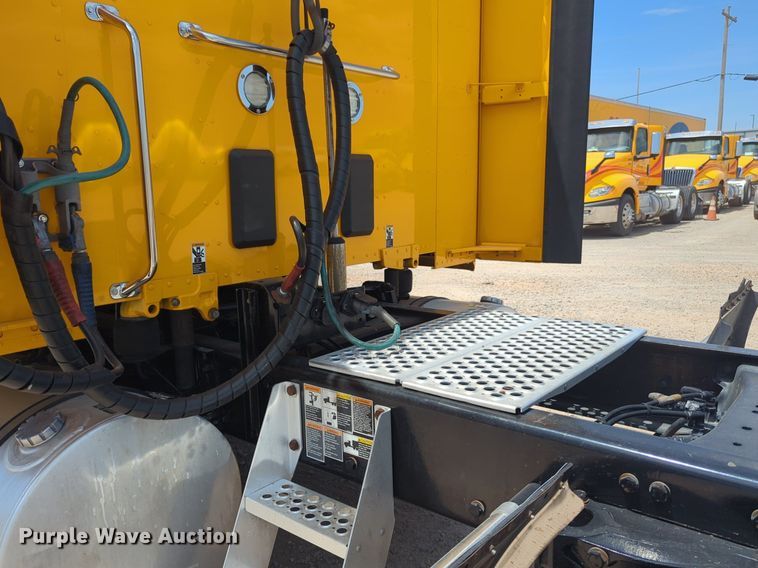 image for item NW9511 2019 Kenworth T680 semi truck