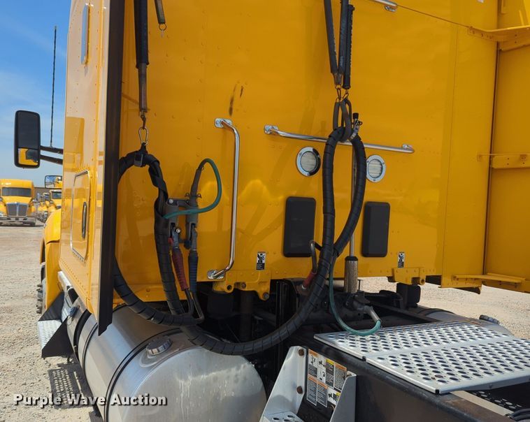 image for item NW9511 2019 Kenworth T680 semi truck