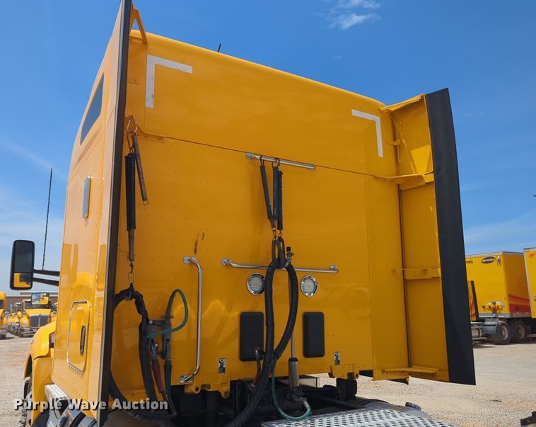 image for item NW9511 2019 Kenworth T680 semi truck