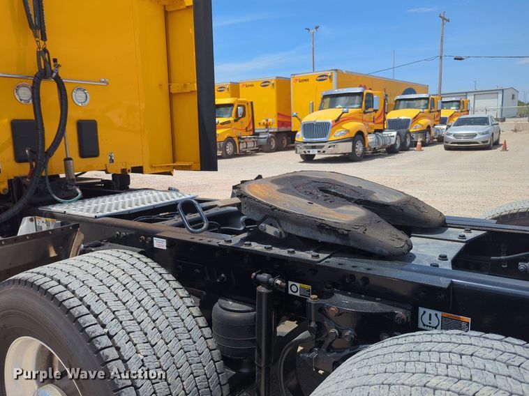 image for item NW9511 2019 Kenworth T680 semi truck