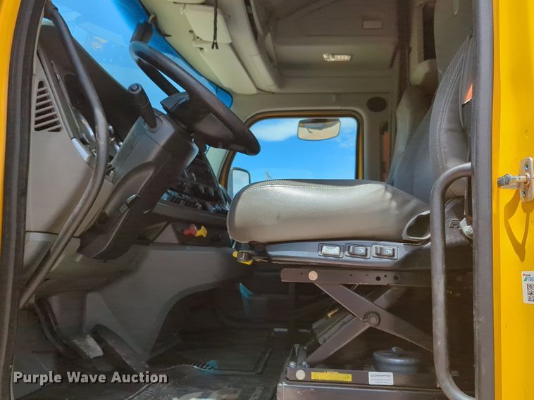 image for item NW9511 2019 Kenworth T680 semi truck