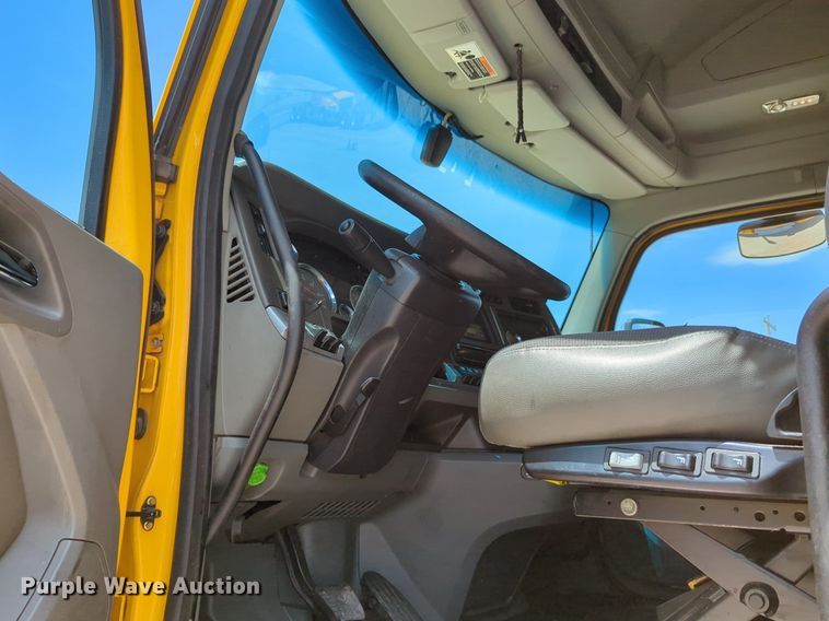 image for item NW9511 2019 Kenworth T680 semi truck