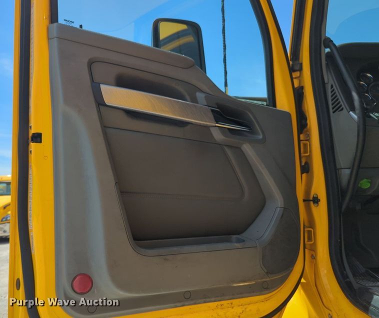 image for item NW9511 2019 Kenworth T680 semi truck