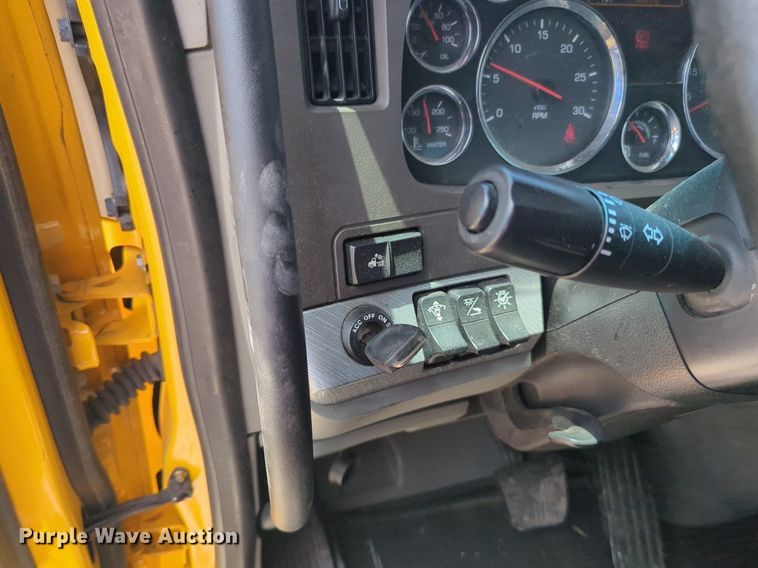 image for item NW9511 2019 Kenworth T680 semi truck