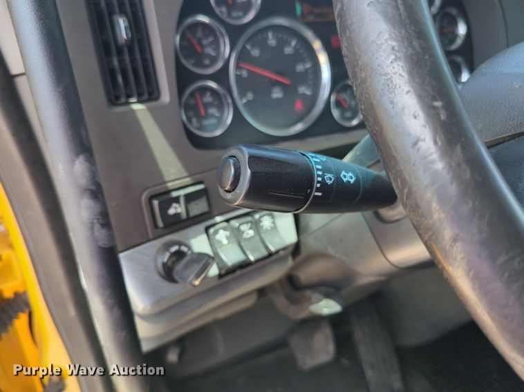 image for item NW9511 2019 Kenworth T680 semi truck