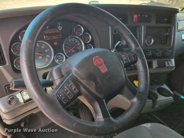 image for item NW9511 2019 Kenworth T680 semi truck