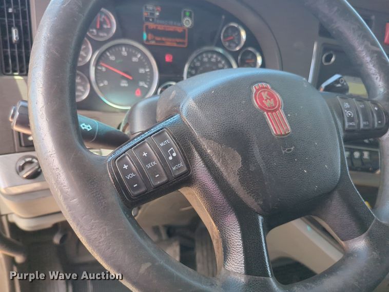 image for item NW9511 2019 Kenworth T680 semi truck