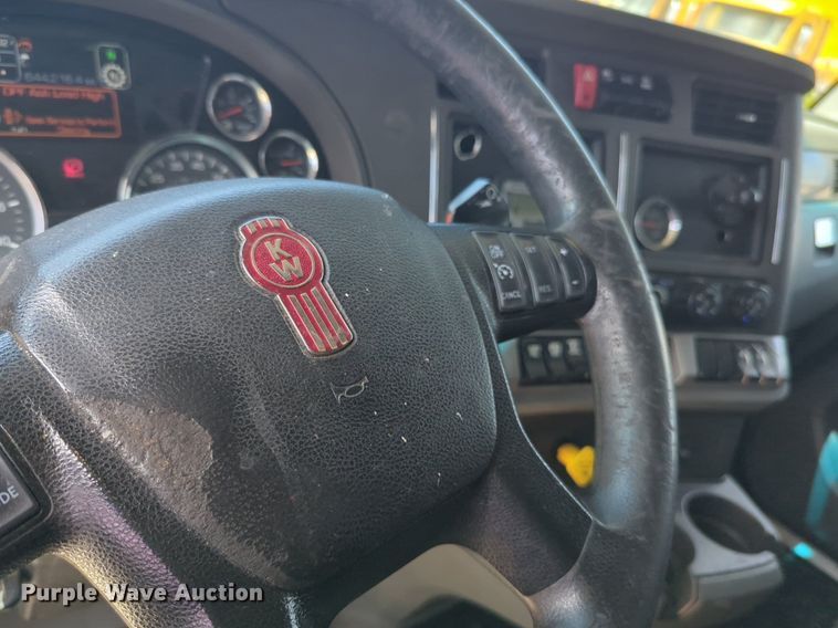image for item NW9511 2019 Kenworth T680 semi truck