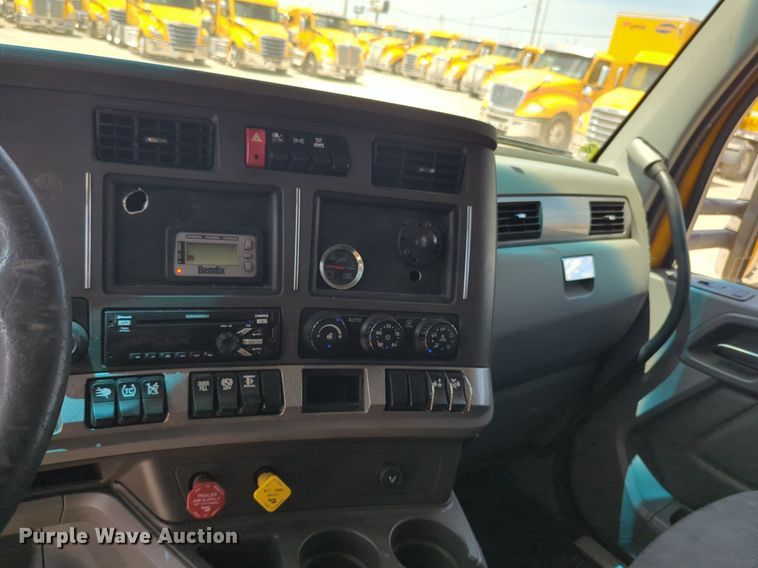 image for item NW9511 2019 Kenworth T680 semi truck