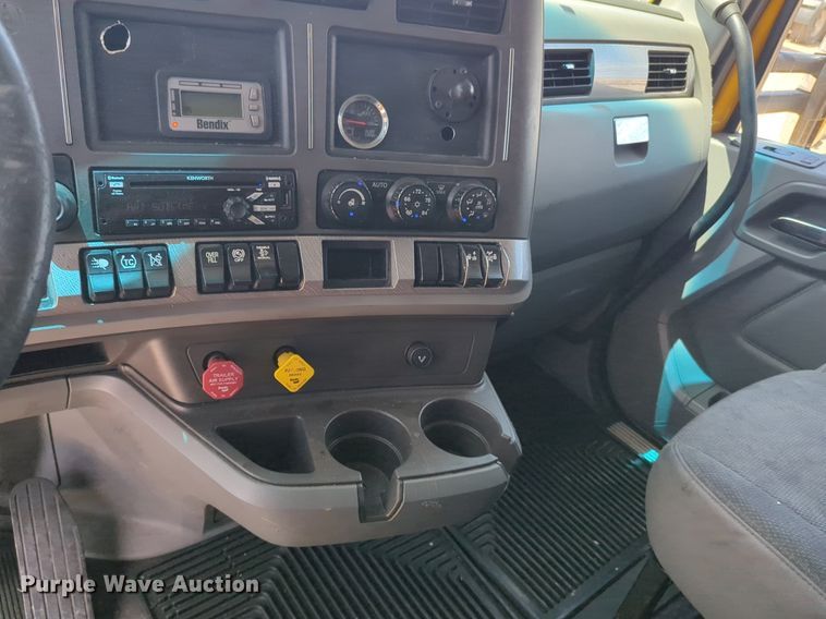 image for item NW9511 2019 Kenworth T680 semi truck