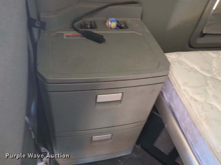 image for item NW9511 2019 Kenworth T680 semi truck