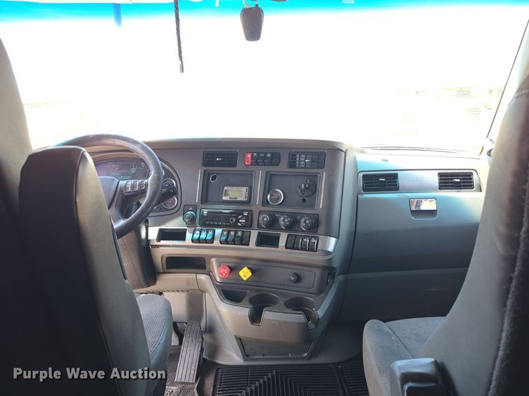 image for item NW9511 2019 Kenworth T680 semi truck