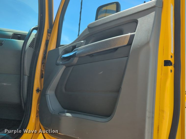 image for item NW9511 2019 Kenworth T680 semi truck