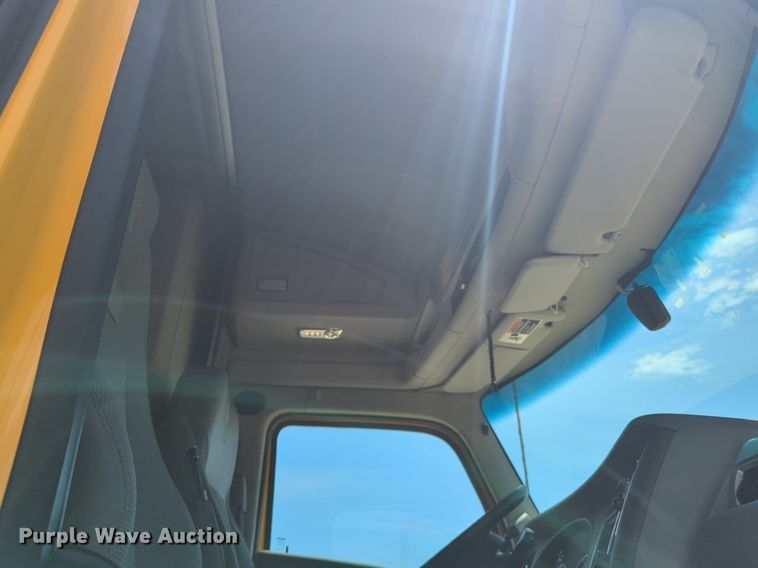 image for item NW9511 2019 Kenworth T680 semi truck