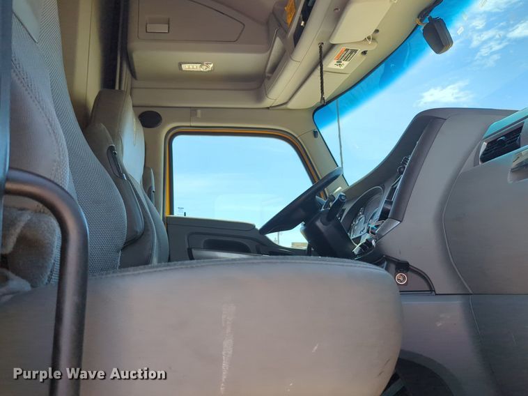 image for item NW9511 2019 Kenworth T680 semi truck