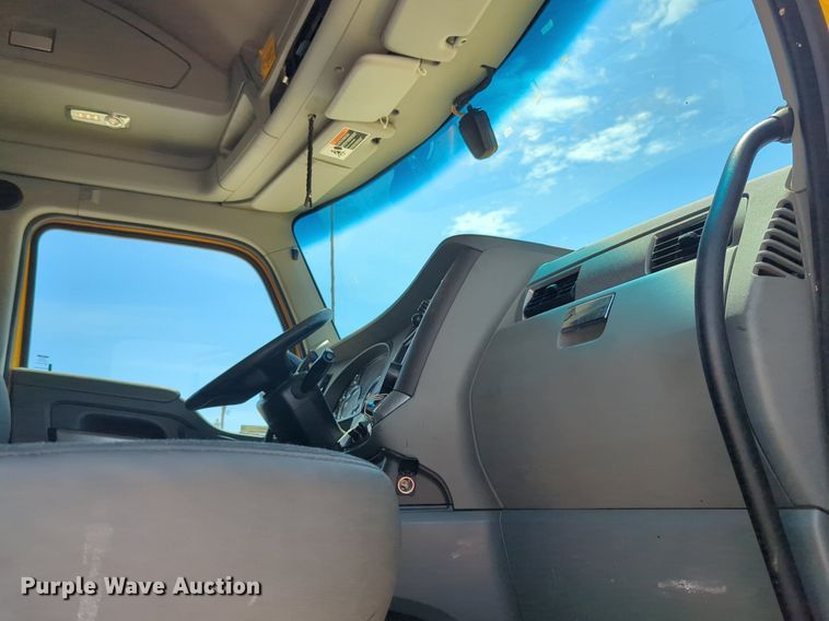 image for item NW9511 2019 Kenworth T680 semi truck