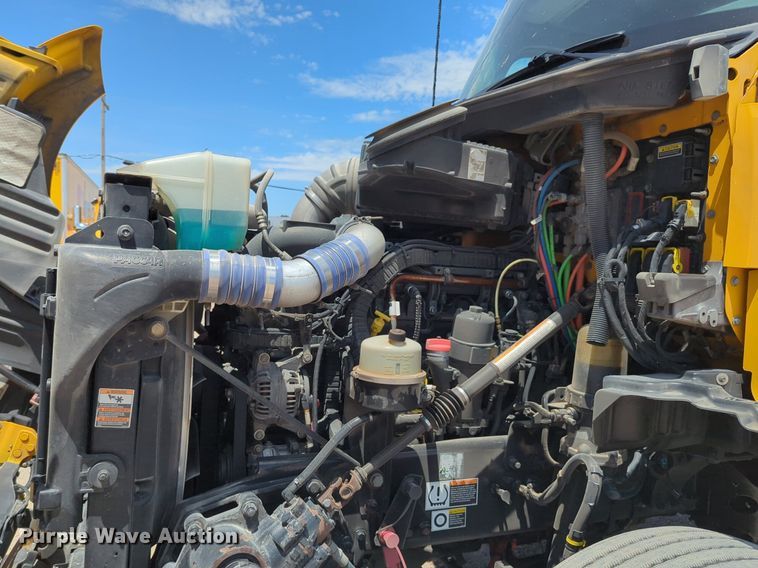 image for item NW9511 2019 Kenworth T680 semi truck