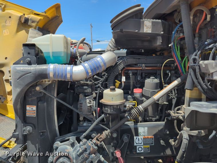 image for item NW9511 2019 Kenworth T680 semi truck