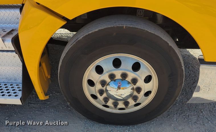 image for item NW9511 2019 Kenworth T680 semi truck