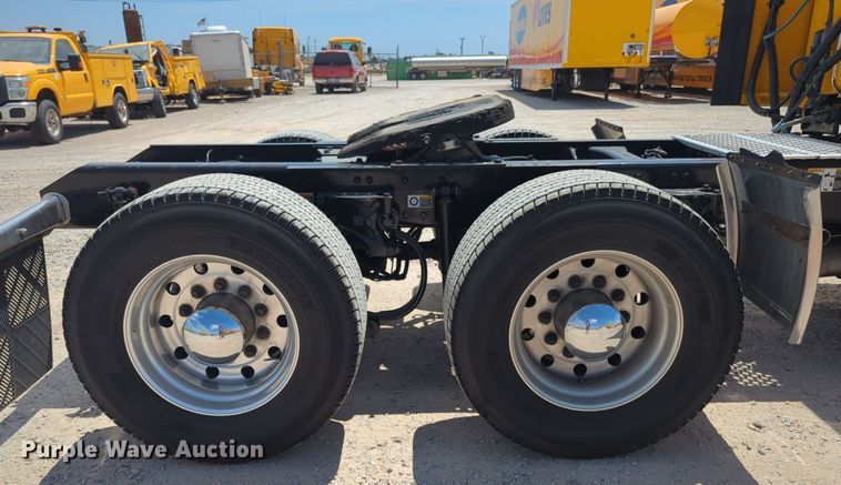 image for item NW9511 2019 Kenworth T680 semi truck