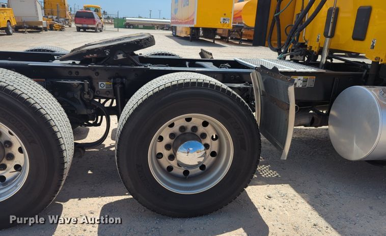 image for item NW9511 2019 Kenworth T680 semi truck