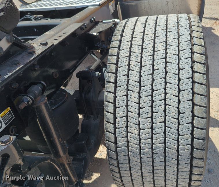 image for item NW9511 2019 Kenworth T680 semi truck