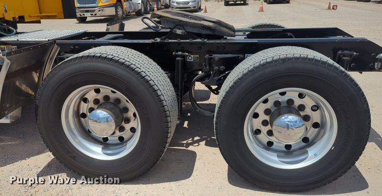 image for item NW9511 2019 Kenworth T680 semi truck