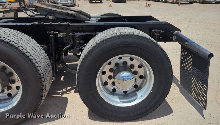 image for item NW9511 2019 Kenworth T680 semi truck