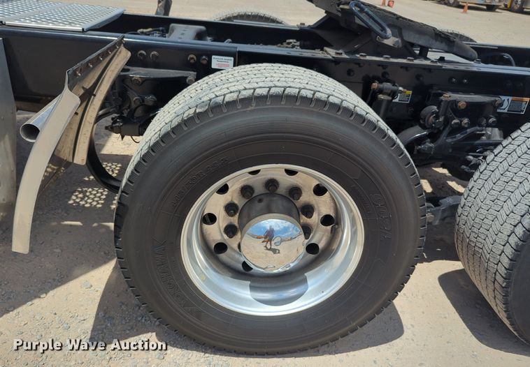 image for item NW9511 2019 Kenworth T680 semi truck