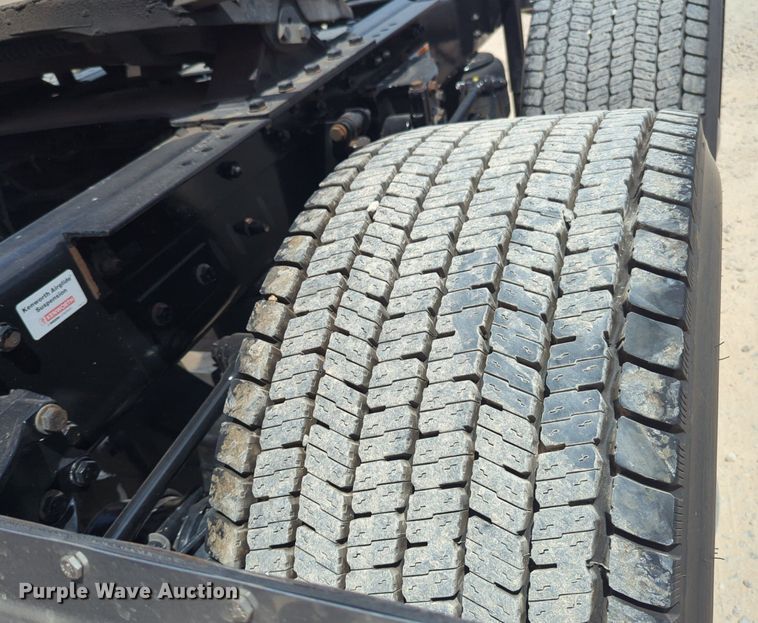 image for item NW9511 2019 Kenworth T680 semi truck
